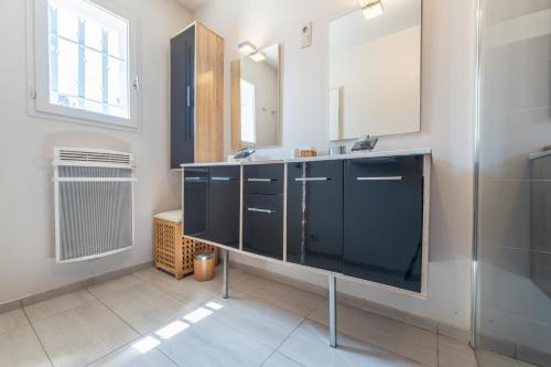 a bathroom with a sink and a shower at Le Cœur du Bouscat - Maison 3 Chambres à Bordeaux in Le Bouscat