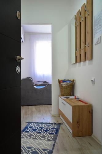 a room with a door and a table and a window at Eva apartman in Gornji Milanovac