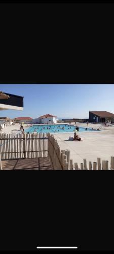 - une vue sur la plage et la piscine dans l'établissement Joli appartement T2 climatisé, au Barcarès