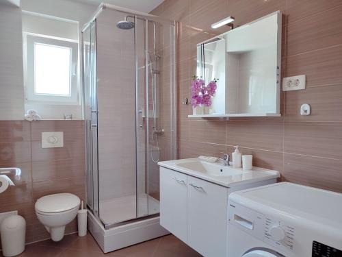 Kúpeľňa v ubytovaní Enelani Apartments