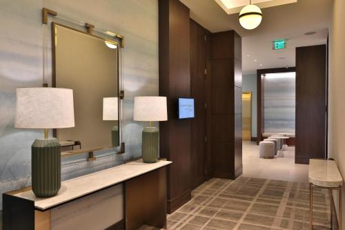 Salle de bains dans l'établissement Courtyard by Marriott Santo Domingo Piantini
