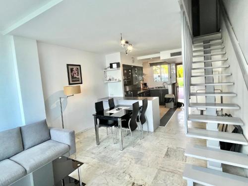 - un salon avec un escalier, une table et des chaises dans l'établissement Château de la mer, by Welcome to Cannes, à Cannes