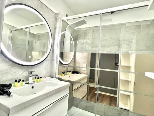 une salle de bain avec un lavabo et une douche en verre dans l'établissement Château de la mer, by Welcome to Cannes, à Cannes