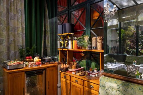 une pièce avec une table avec de la nourriture dessus dans l'établissement Hôtel Des Marronniers, à Paris