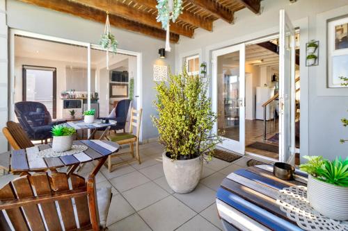 Area soggiorno di The Sandcastle Guesthouse - Melkbosstrand
