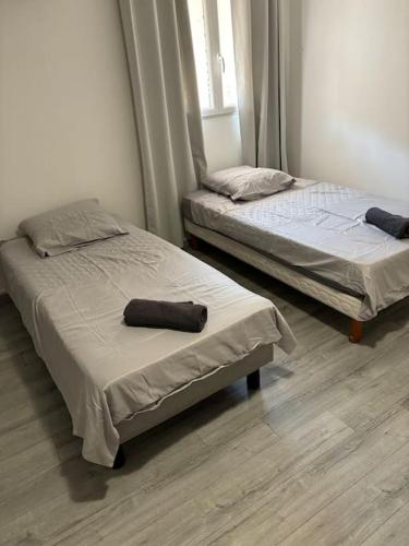 deux lits côte à côte dans une pièce dans l'établissement Villa avec piscine et Jacuzzi entre Aix et Marseille, à Gardanne