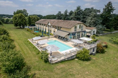 une vue aérienne d'une maison avec piscine dans l'établissement Pey La Tour - Logis Hôtels & Restaurant, à Salleboeuf