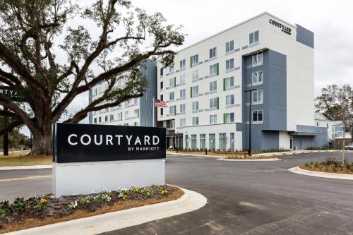 a sign in front of a court yard building at Courtyard by Marriott Pensacola I-10 West in Pensacola
