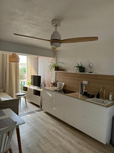 Kuchyň nebo kuchyňský kout v ubytování Mon Appart à la Plage, Piscine, Wifi, TV