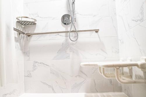 Un baño de Delta Hotels by Marriott Cincinnati Sharonville