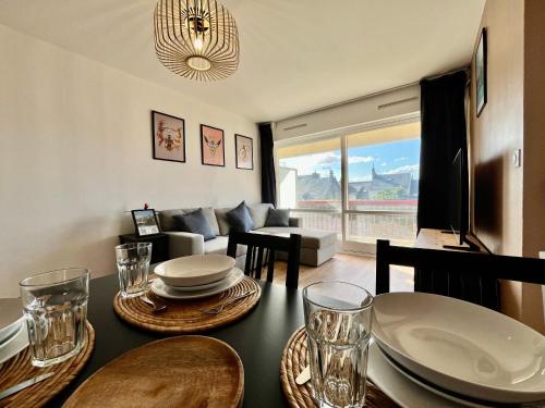un salon avec une table à manger et un canapé dans l'établissement Chez Béranger - proche Gare et Palais des Congrès, au Mans