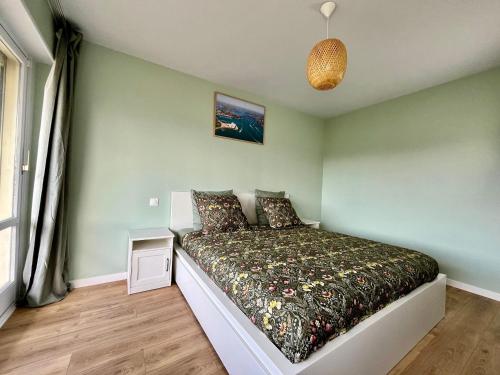 ルマンにあるChez Béranger - proche Gare et Palais des Congrèsの部屋にベッドがある寝室