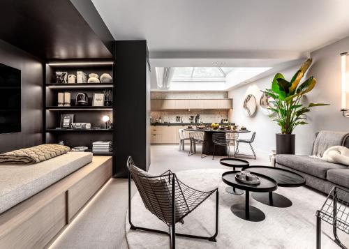 un salon avec un canapé et une table dans l'établissement Luxury Residence in old Marais, 3 BR, Patio, Sauna, Fitness Room, AC, à Paris