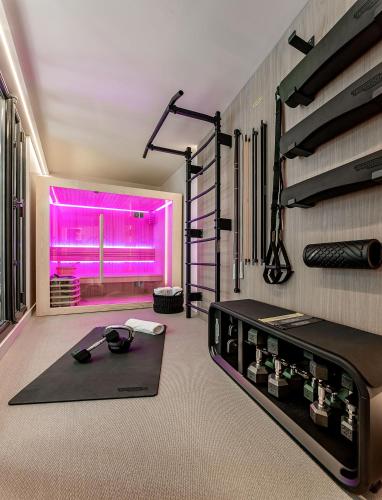 Luxury Residence in old Marais, 3 BR, Patio, Sauna, Fitness Room, AC