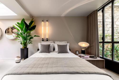 Luxury Residence in old Marais, 3 BR, Patio, Sauna, Fitness Room, AC