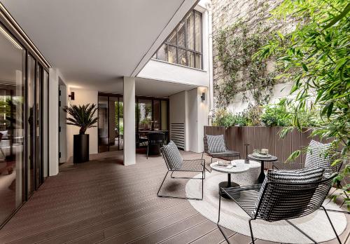 Luxury Residence in old Marais, 3 BR, Patio, Sauna, Fitness Room, AC