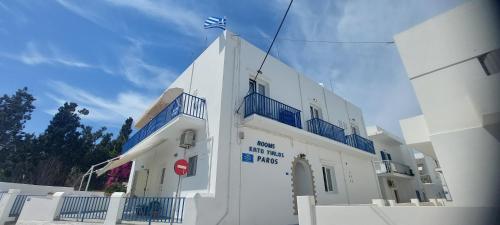 un edificio bianco con balconi blu sul lato di Kato Yialos Paros a Paroikia