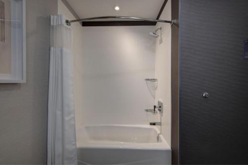 ein Badezimmer mit Badewanne und Duschvorhang in der Unterkunft Courtyard by Marriott Iowa City University Heights in Iowa City