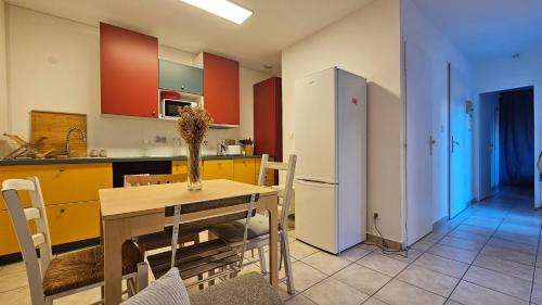 une cuisine et une salle à manger avec une table et des chaises dans l'établissement Charmant T2 au coeur de Sète avec terrasse !, à Sète