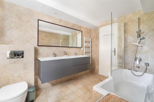 une salle de bain avec une baignoire, un lavabo et des toilettes dans l'établissement Superbe villa provençale climatisée, piscine et jardin à Mougins Village, à Mougins