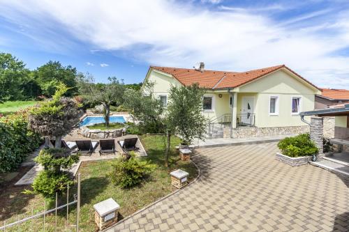 Villa Sole Istria near Pula for 7 people with jacuzzi and children playground