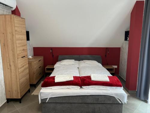 Ένα ή περισσότερα κρεβάτια σε δωμάτιο στο Pálma Apartman