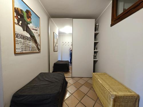 une petite chambre avec un lit et un miroir dans l'établissement Hostdomus - Pastore Apartment, à Sestrières