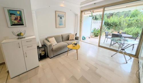 un salon avec un canapé et une table dans l'établissement Ref SOPHIA by Palmes dProperties, à Cannes