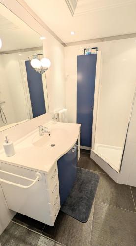 une salle de bain avec un lavabo et un miroir dans l'établissement Ref SOPHIA by Palmes dProperties, à Cannes