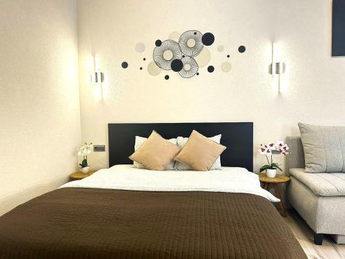 ブラチスラヴァにあるLEO Apartment Obchodna - Deluxの大きなベッドと椅子のある寝室