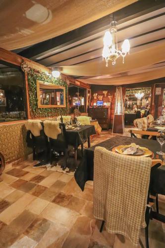 a restaurant with a dining room with tables and chairs at Pousada Campos do Jordao Suites in Campos do Jordão