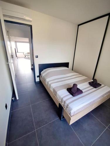 une chambre avec un lit avec un chapeau dessus dans l'établissement L'Eden Roc - T2 rénové en 2024 très belle vue mer, à La Ciotat