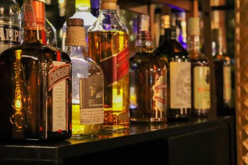 a bunch of bottles of alcohol sitting on a bar at Pousada Campos do Jordao Suites in Campos do Jordão