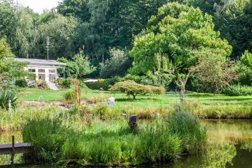 a garden with a house in the background at Ferienwohnung am Wald in Hagenow