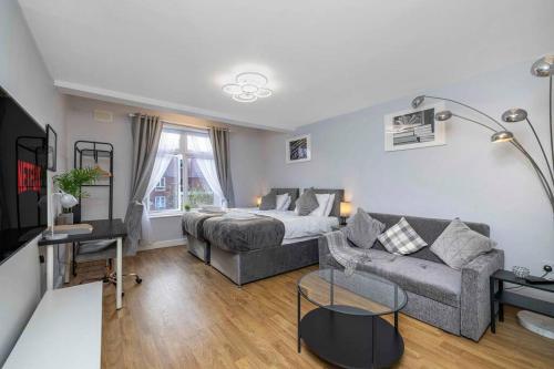 Giường trong phòng chung tại Ealing Manor - 6 beds 3 sofa beds sleeps 9 ppl