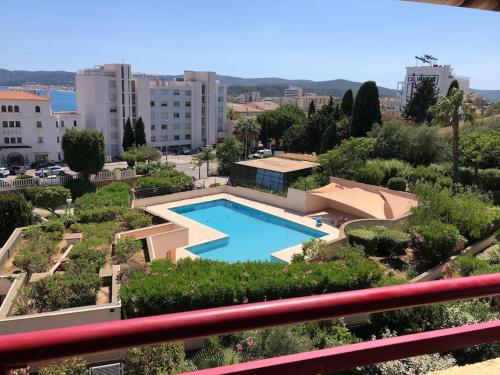 - une vue sur la piscine d'une ville dans l'établissement Studio Piscine vue mer Le Lavandou, au Lavandou