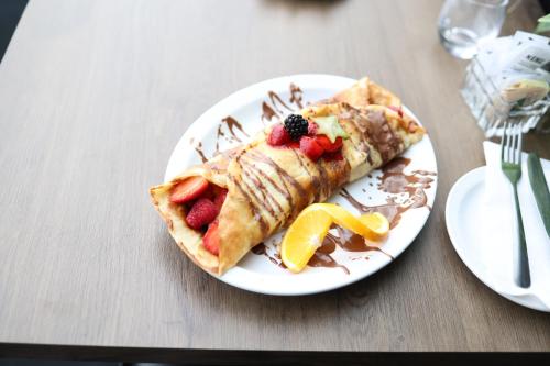 a plate of food with fruit on a table at Hôtel-Motel 1212 in Degelis