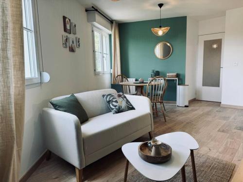 un salon avec un canapé et une table dans l'établissement Le Botanica, grand T2 à Rennes, à Les Gaudinais