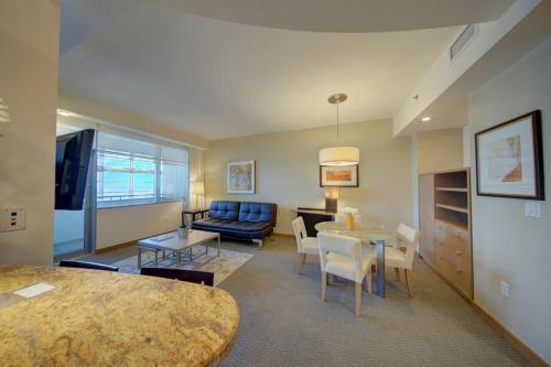 Ruang duduk di Brickell 29th Floor AKA by Palermo Home Miami