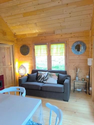 un salon avec un canapé et une table dans l'établissement Le nid nature et bonheur, à Neufchâtel-Hardelot