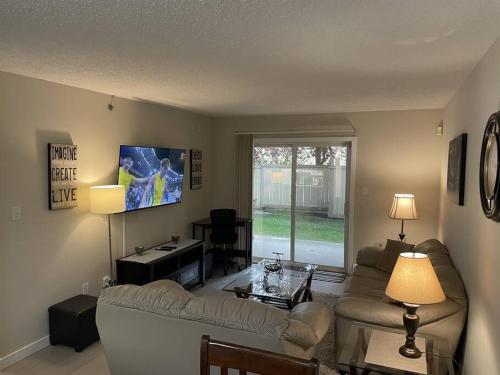 Телевизор и/или развлекательный центр в Chris Cozy Condo Commonwealth #107 Edmonton