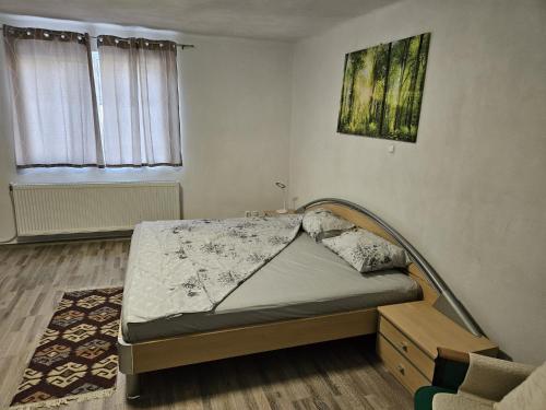 a small bedroom with a bed and a window at Seventeen -Apartament la casa in Arad