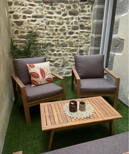 - une terrasse avec 2 chaises et une table basse dans l'établissement Granville / Maison entièrement rénovée à 100 m des plages, à Granville