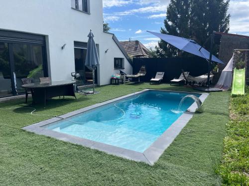 une piscine dans la cour d'une maison dans l'établissement Maison paisible cadre agréable avec spa privatisé, à Lutterbach