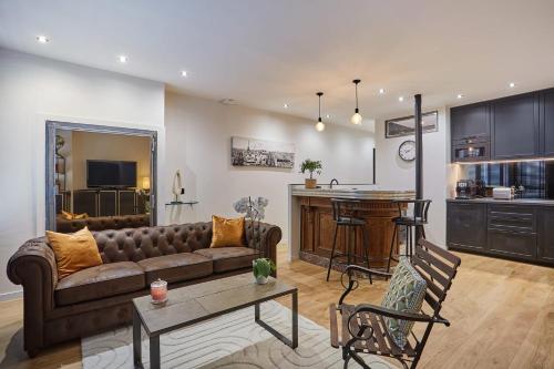 un salon et une cuisine avec un canapé et une table dans l'établissement Apartment in the Center of Paris by studioprestige, à Paris