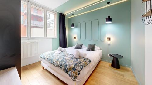 une chambre avec un lit et une fenêtre dans l'établissement Bluestay 88 - Superbe appartement à Paris, à Paris