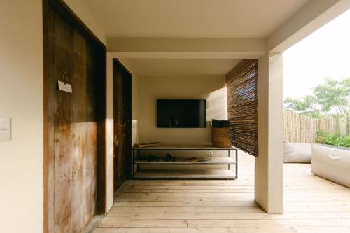 a hallway with a television in a house at Pousada Zinga Vila de Caraíva in Caraíva