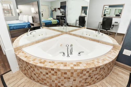 a jacuzzi tub in a hotel room at Grove City Travel Inn South Columbus in Grove City