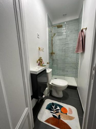 une salle de bain avec toilettes, lavabo et douche dans l'établissement Magnifique Appartement proche Stade de France, à Saint-Denis