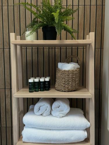 a towel rack with towels and a basket ofentedentedented at Crossroads Cabin in Sălişte